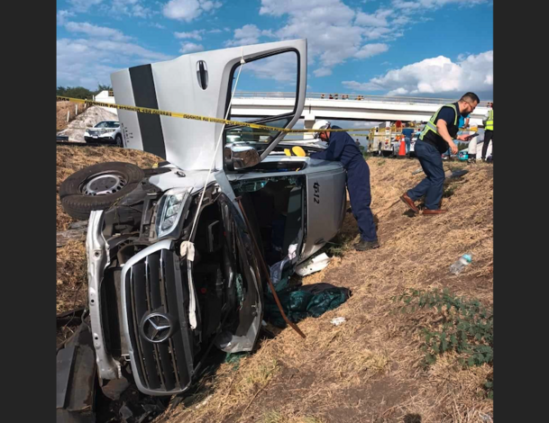 #Imágenes | En trágica volcadura de camioneta de turismo, se registran 5 muertos y 8 heridos en la México-Guadalajara