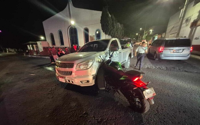 #Imágenes | Otro choque más de motocicleta contra una camioneta, deja 2 adolescentes heridos en la Ave. Pedregal de Morelia