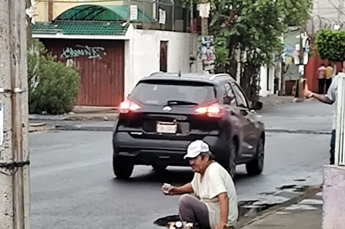 Imágenes sensibles | Conmueve foto de dueño sentado junto a su perrito atropellado, en Morelia