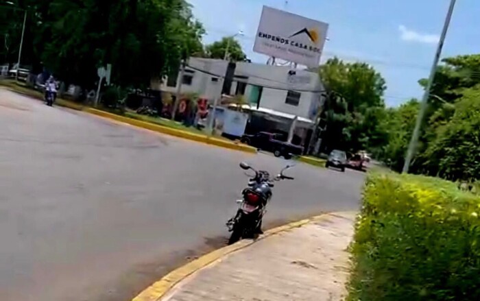 #Imágenes | Vehículo embiste a motociclista y huye en Apatzingán