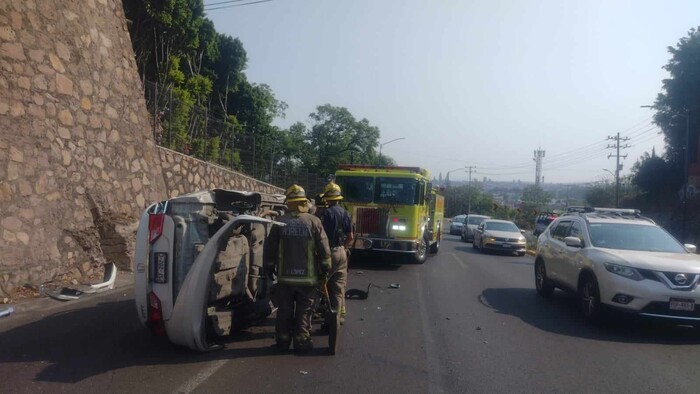 #Imágenes | Volcadura automovilística deja 3 heridos a la altura de Casa Michoacán