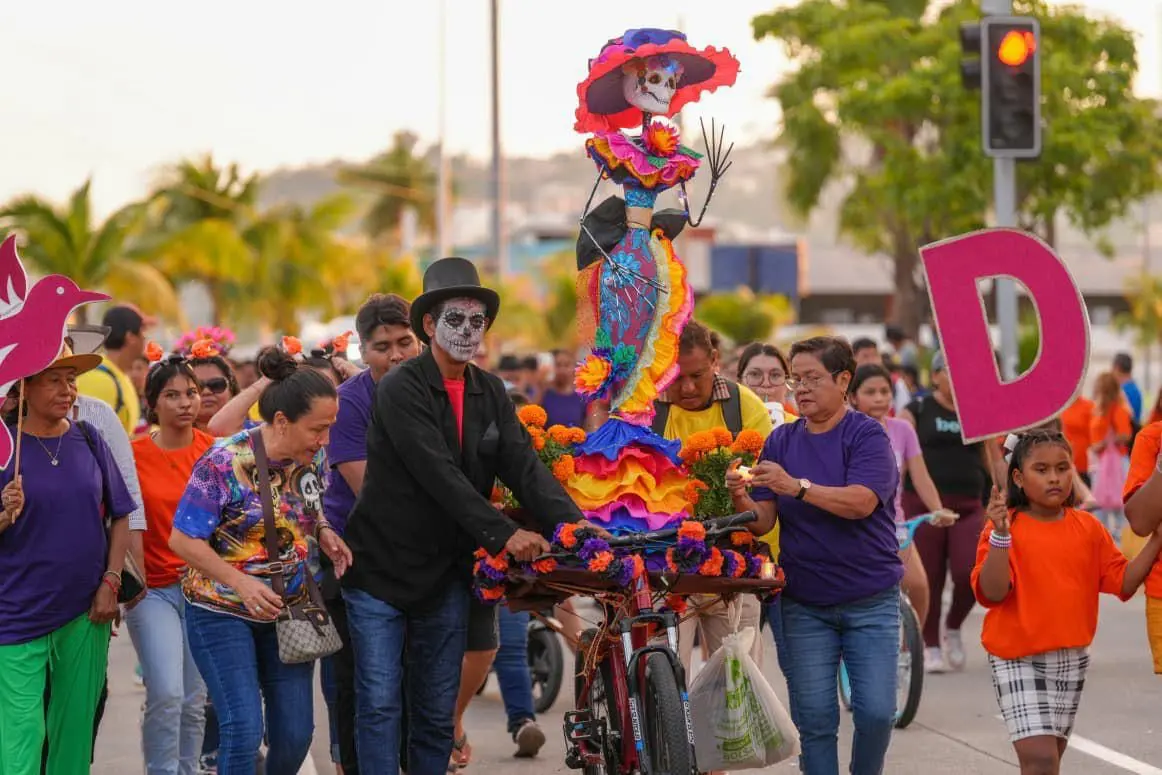 IMJUVE reunió a cientos de miles de jóvenes en la Rodada y Carrera por la paz y contra las adicciones, edición Día de Muertos