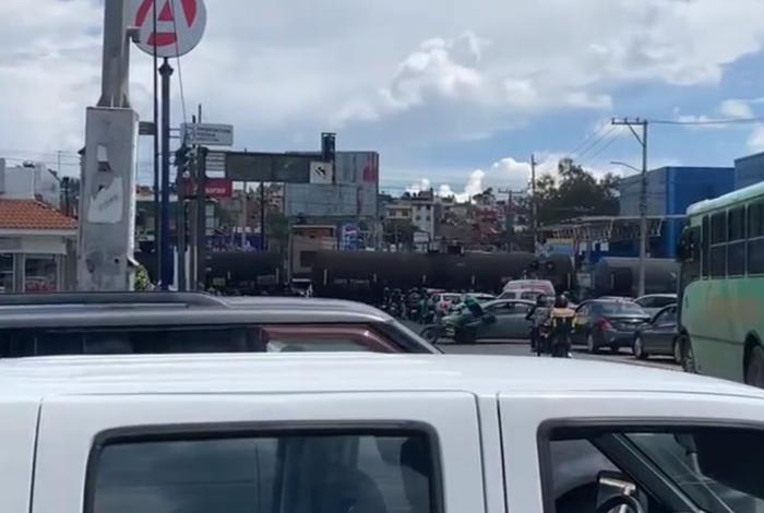 Impactante video: Motociclista vive de milagro tras chocar contra auto