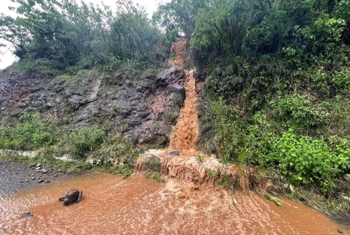 Impresionante escurrimiento en la Autopista de Occidente