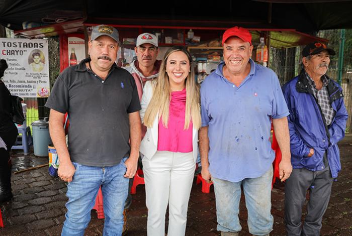 Impulsa Dayana Pérez el campo de Salvador Escalante con entrega de fertilizante a bajo costo