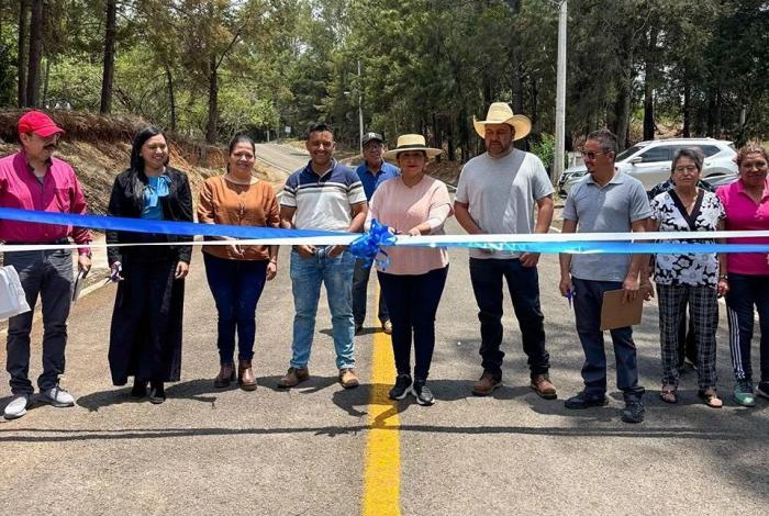 Inaugura Alma Mireya González mantenimiento de vialidades en Atzimbo