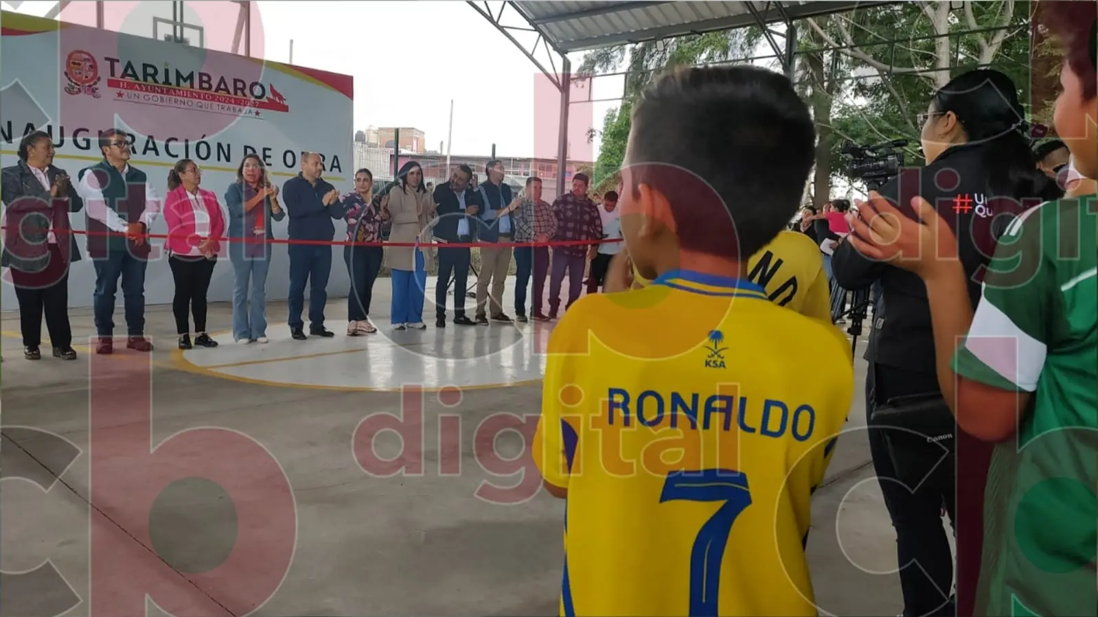 Inaugura Eric Gaona cancha de basquetbol en la tenencia de Uruétaro