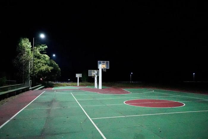 Inaugura Mónica Valdez alumbrado en cancha deportiva de La Escondida en Zacapu