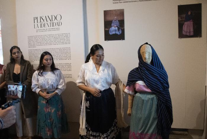 Inaugura muestra de indumentaria tradicional purépecha de Nuevo Parangaricutiro