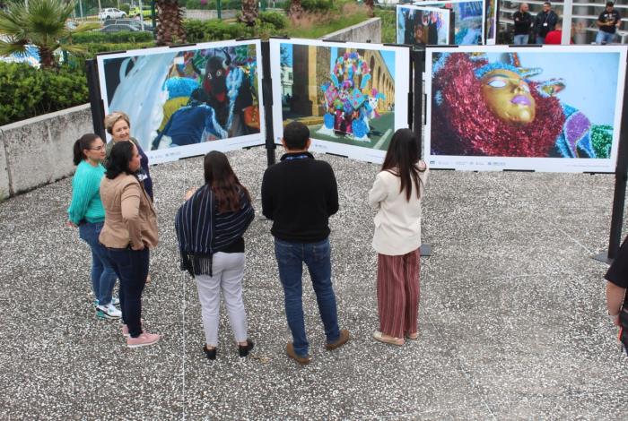 Inauguran exposición fotográfica ‘Carnaval del Torito de Petate’, en el Colegio de Morelia