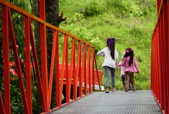 Inauguran puente peatonal en Charo tras solicitud de la comunidad