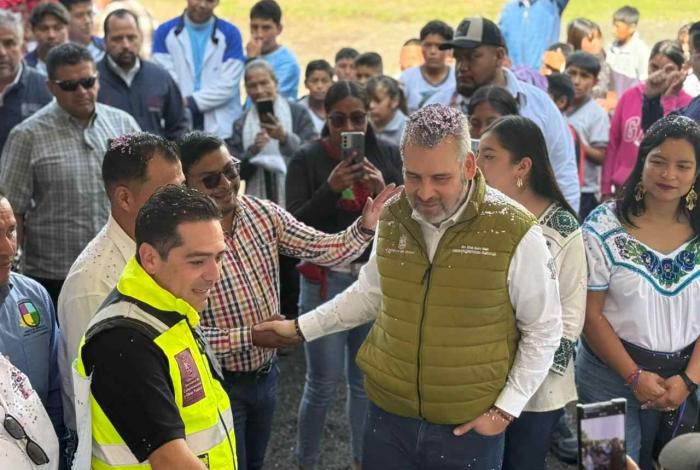 Inauguran tramo carretero que conecta Charapan y comunidades aledañas