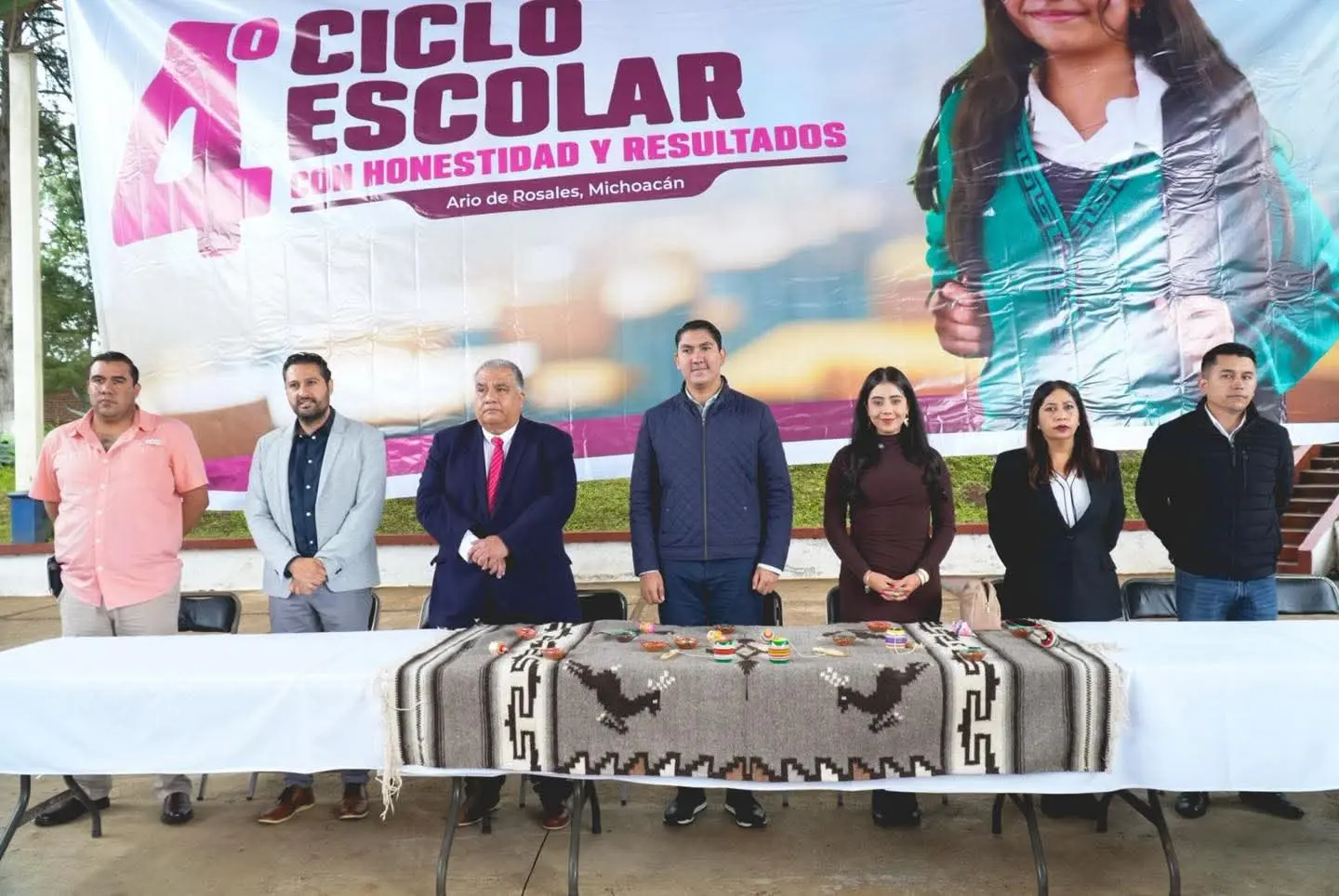 Inauguran Yohana Mendoza y Lenin López ciclo escolar 2025 – 2026 en Ario de Rosales; Entregan libros de texto gratuito