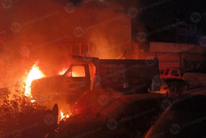 Inc3ndio en taller de Morelia deja cinco vehículos afectados