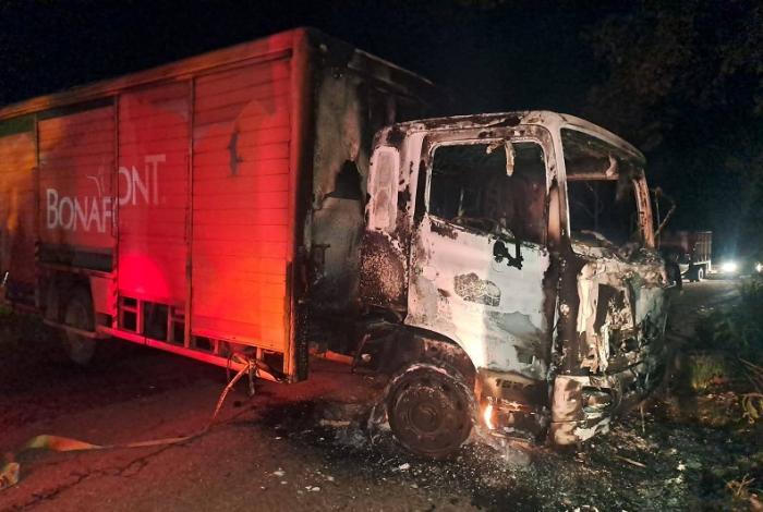 Incendian camión de Bonafont sobre la carretera Zitácuaro–Morelia