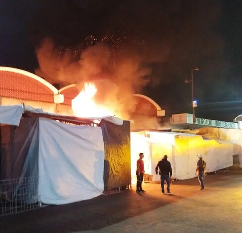 Incendio arrasa 21 puestos ambulantes en mercado Independencias