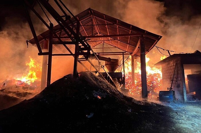 Incendio arrasa una astilladora en la carretera Acuitzio-Carácuaro