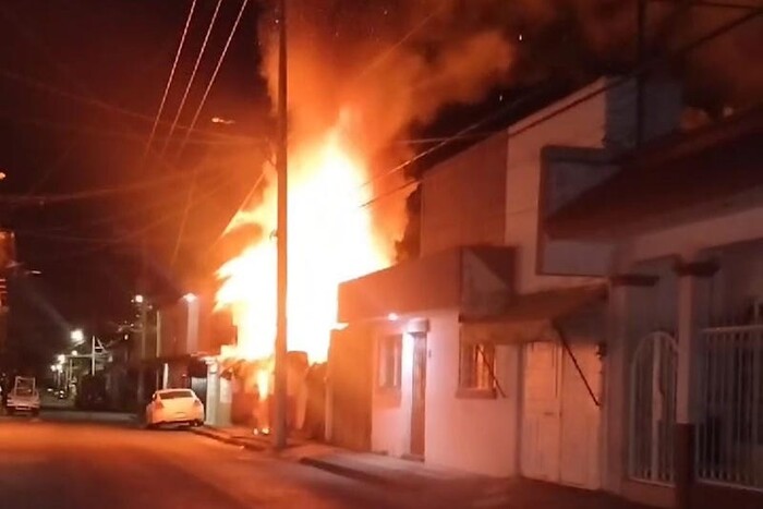 Incendio arrasa vivienda en Uruapan