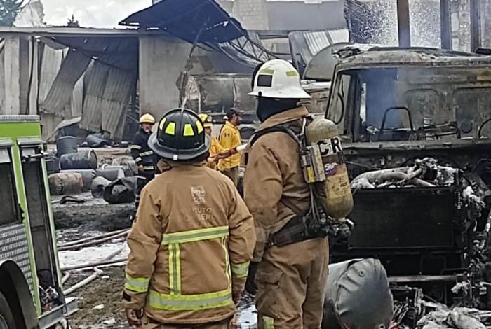 Incendio consume 170 mil litros de solvente