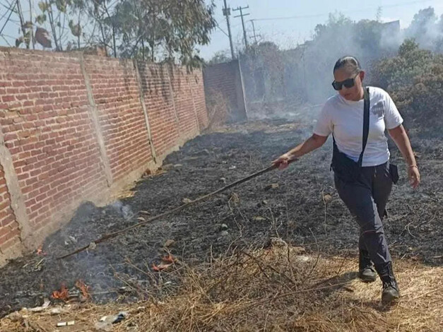 Incendio consume antigua estación de radio en Apatzingán