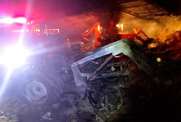 Incendio consume galera con alimento para ganado y dos tractores en Parácuaro