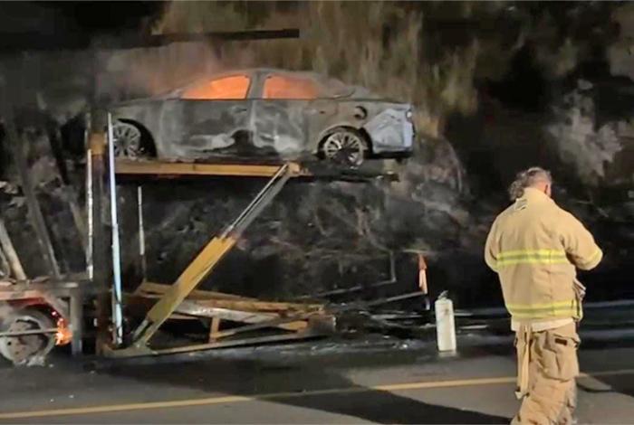 Incendio consume remolque con 5 vehículos nuevos en la autopista Siglo XXI