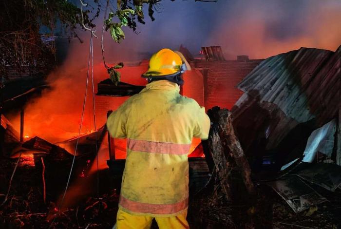 Incendio consume vivienda en la colonia Pénjamo de Apatzingán; no hubo heridos