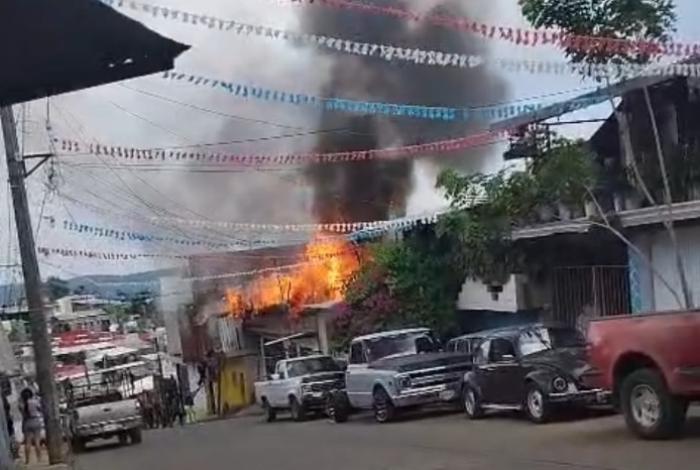 Incendio consume vivienda en la colonia Observatorio, de Uruapan