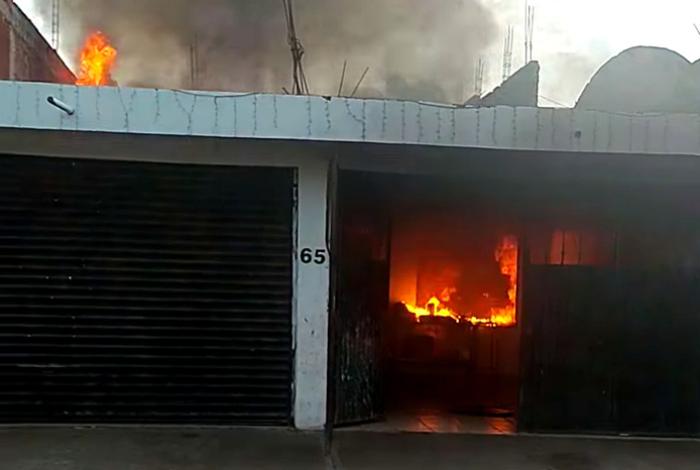 Incendio consume vivienda de Uruapan mientras sus habitantes estaban de vacaciones