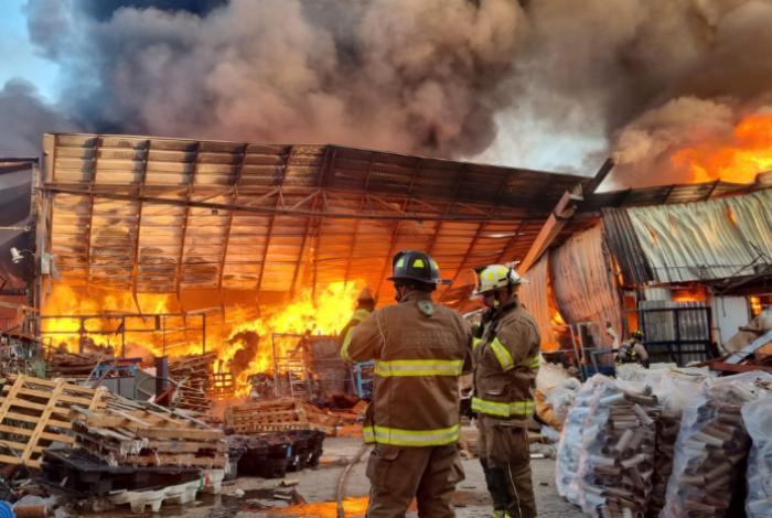 Incendio de gran magnitud en fábrica de estopas moviliza a cuerpos de emergencia, en Morelia