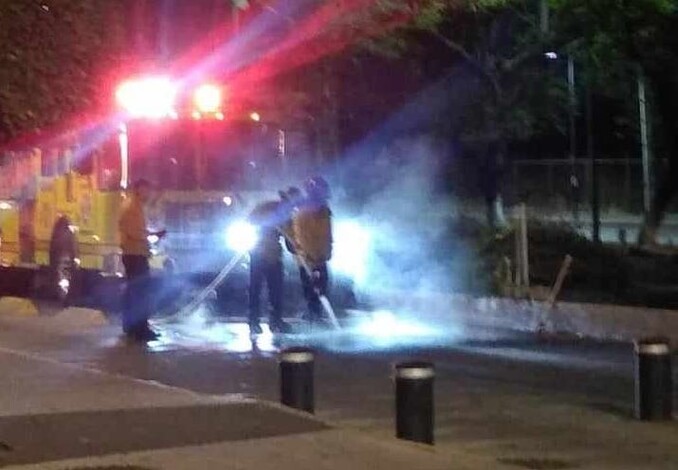 Incendio de hojarazca en coladeras causa temor entre transeúntes