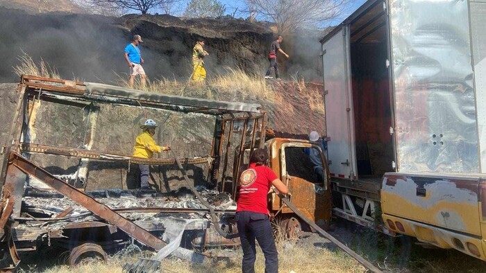 Incendio de llantas y partes de motos, en corralón de Apatzingán