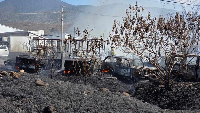 Incendio de pastizal calcina vehículos en yonque de Zamora