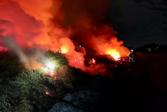 Incendio de pastizal genera densa humareda que alcanza a varias colonias de Morelia
