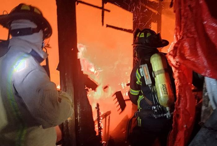 Incendio destruye humilde casita en la colonia Libertad