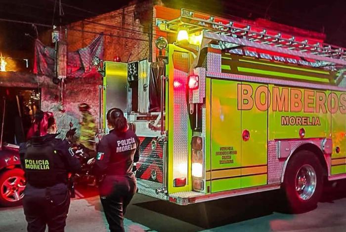 Incendio en azotea moviliza a bomberos al sur de Morelia