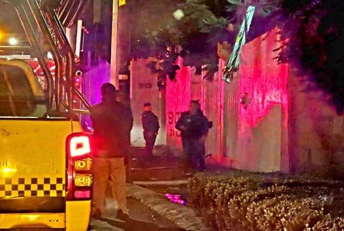 Incendio en caseta de vigilancia del sindicato del IMSS moviliza a bomberos, en Jacona