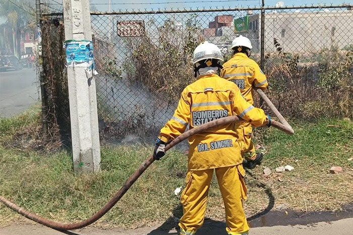 Incendio en lote baldío de la colonia Obrera moviliza a los bomberos, en Morelia