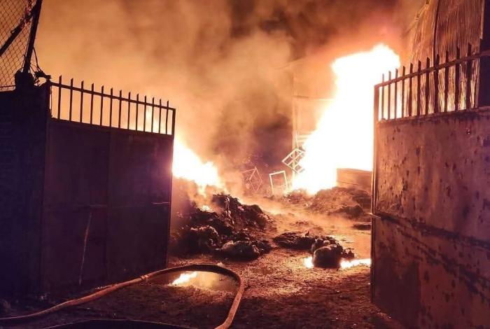 Incendio en recicladora de Uruapan habría sido provocado con bombas molotov