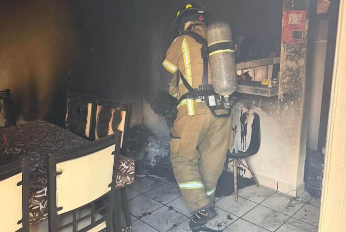Incendio en vivienda de la colonia Agustín Arriaga deja solo daños materiales