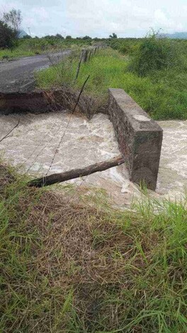 Incomunicados en Tecomacan luego de que la lluvia trozara la carretera