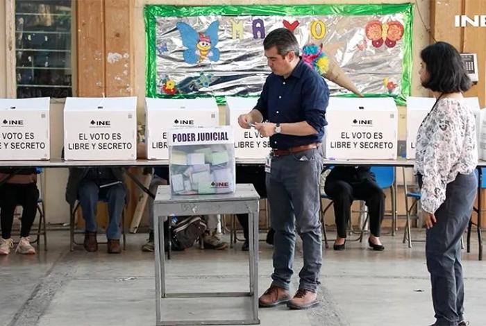 INE entrega constancia de mayoría a ministros electos