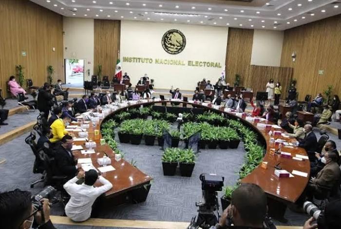 INE valida elección de ministros de la SCJN tras debate