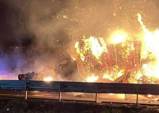 Infernal choque de tráileres en autopista de Michoacán