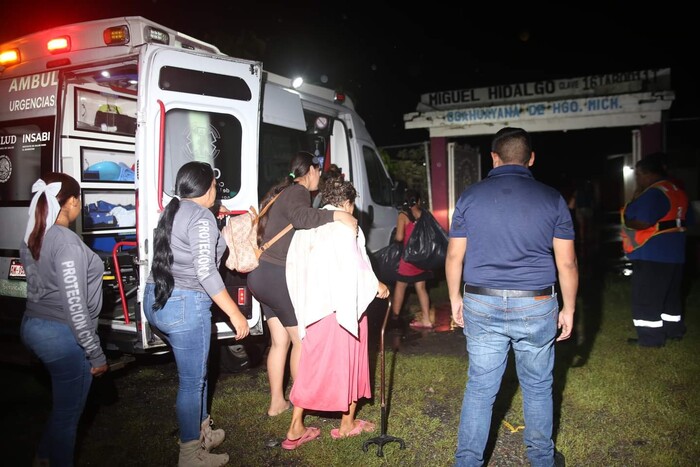 Inicia Coahuayana evacuación de familias por paso de huracán John