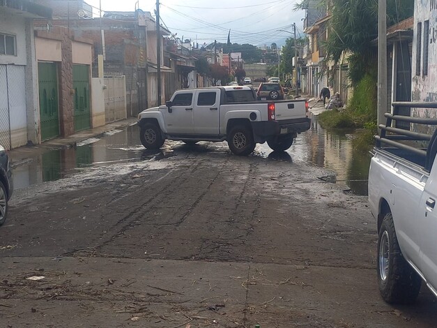 Inicia lavado de vialidades en colonias afectadas por desfogue de Cointzio