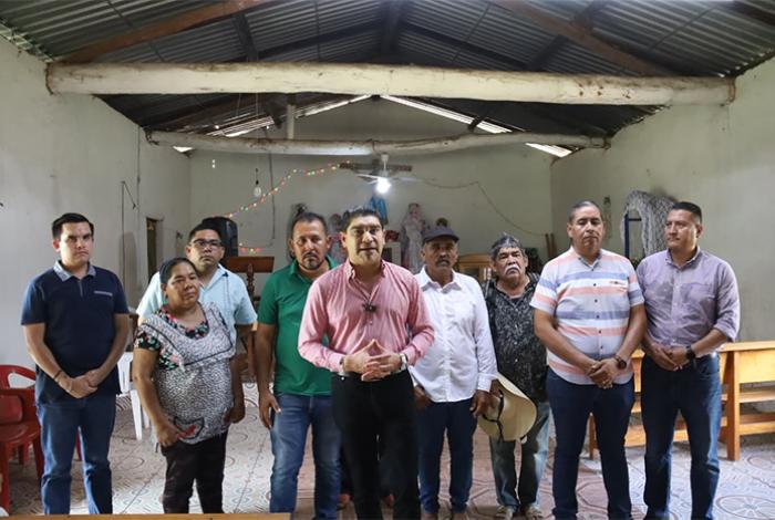 Inicia Pablo Varona mejoramiento de capilla en Tenencia de Santiago Conguripo
