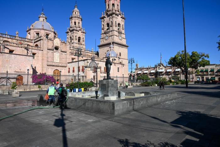 Inician labores de limpieza en plaza Ocampo, tras retiro del FNLS