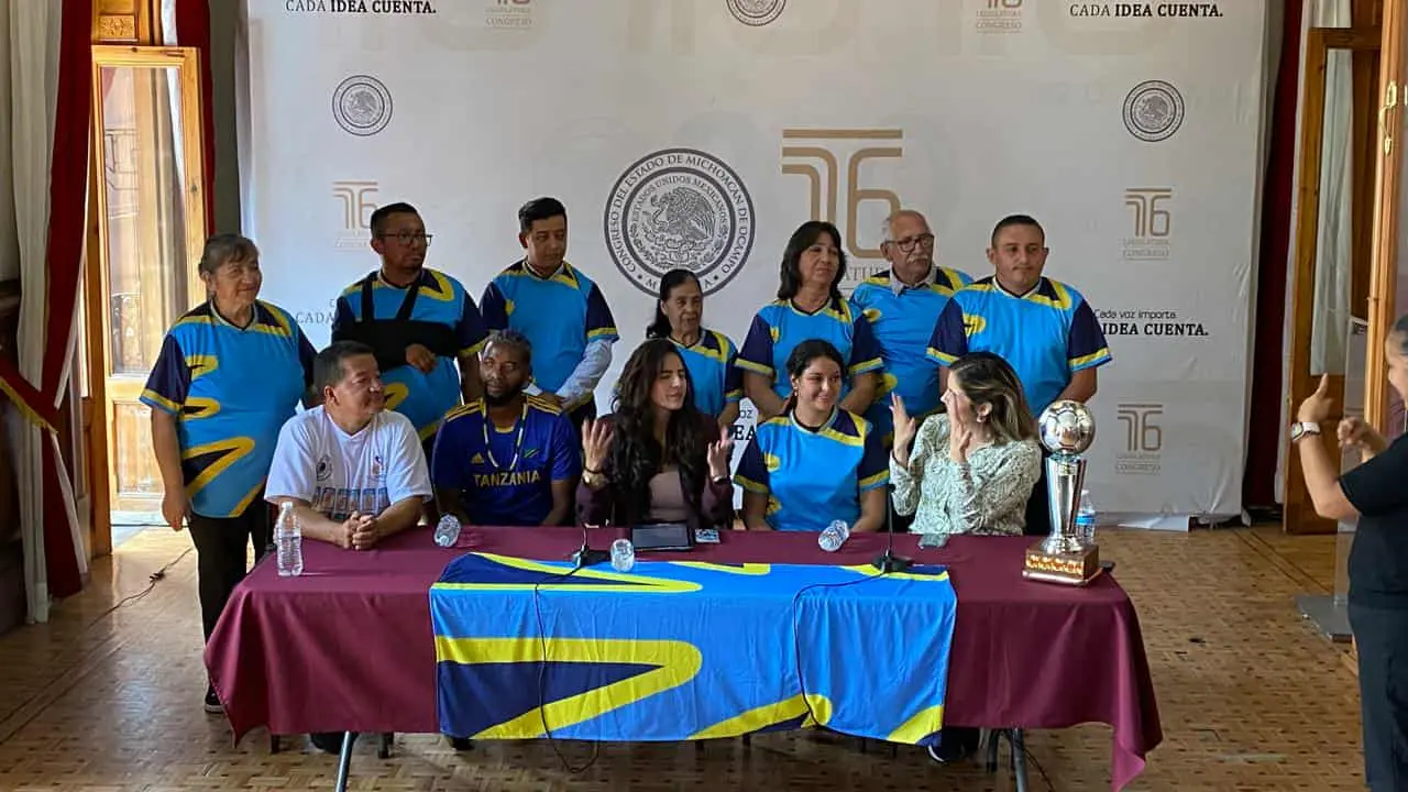 Instalan bandera de la comunidad sorda en el Congreso de Michoacán