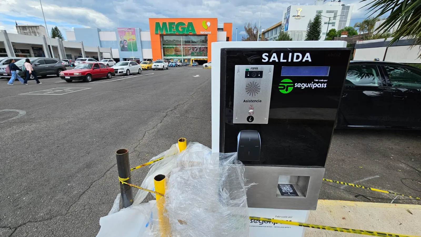 Instalan plumas de cobro en estacionamiento de Mega Soriana